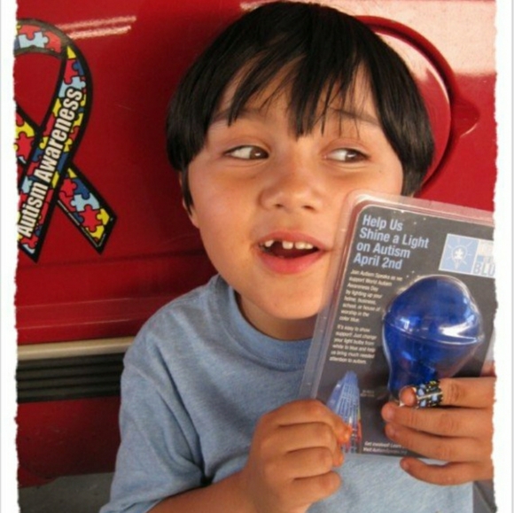 👋👩🏽‍🦳 Meet your Posher, April 🐘🥰 - Picture 3 of 8